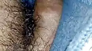 رجل وحيد ينعم بمص قضيبه حتى يصبح صلباً كالصخر