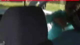 جنس فموي إباحي في المقعد الأمامي: شفاه تعمل على لحم الزبون