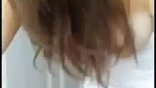 سمراء عاهرة تختنق بالقضيب في المطبخ