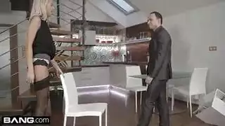 شقراء مغرية تصبح قذرة مع صديقتها في فيلم إباحي