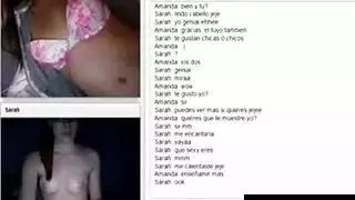 مراهقة لاتينية ساخنة تخلع ملابسها ببطء وتداعب مهبلها المبلل