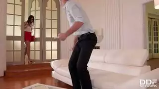 الجد يعطي اللغات لفتاة في سن المراهقة