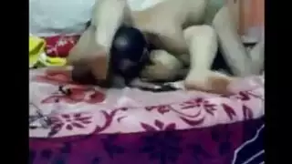 يربطها على السرير وينيكها ويلحس بزازها