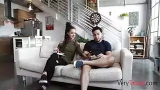 يشتهي كس اخته ويهيج عليها