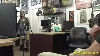فتاة وقحة تمنح جنسًا فمويًا مكثفًا فوضويًا لزب سميك ضخم