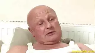 خادمة وقحة تغوي رجلاً أكبر سناً لجنس صريح
