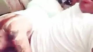 عاهرة عربية تخدم قضيباً كبيراً بفمها