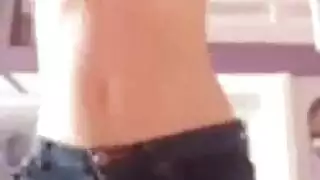 مراهقة تخلع كل ملابسها من أجل متعة صريحة