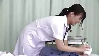 وهي تظهر نهديها، تذهب هذه الراقصة لأسفل لتبلع السائل المنوي