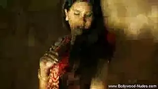 عاهرة سمراء تعد كسها المبلل لجماع عنيف