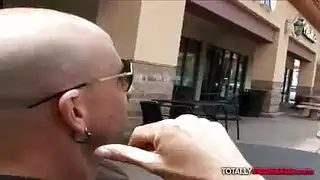 الزوجة الشقراء تحب أن تمتلئ مؤخرتها من رجل مضحك