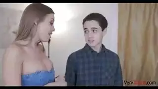 امرأة أكبر تغوي شابًا لأخذ قضيبه بعمق