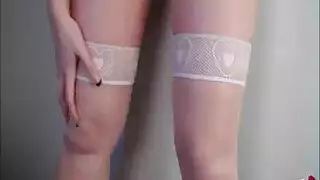  مراهقة شقراء تتفجر وتداعب فرجها المثار
