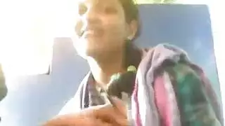 نفخ الدخان وعرض الجسد: مؤخرة وثدي فتاة شيشة في مشهد إباحي