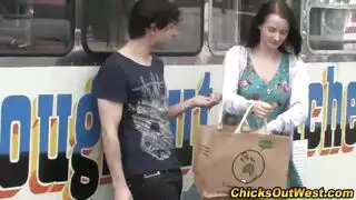 جنس خلف منزل مهجور: مراهق يضرب صديقته في مشهد إكس إكس إكس جامح