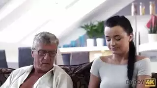 المدير العجوز ينك الفتاة