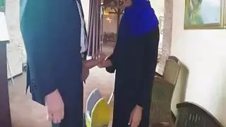 تغري صاحب ابوها في البيت