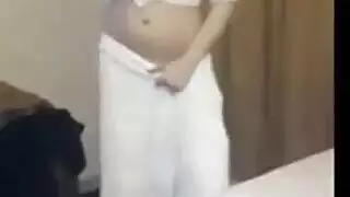 بنت تعرض كسها عند المسبح