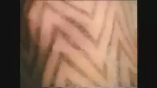 نجمة الأفلام المثيرة سالي فوكس تنحني لتمص قضيبًا صلبًا رائعًا