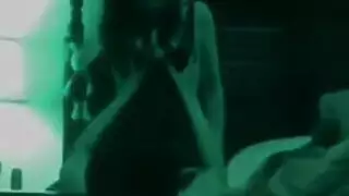 شقراء منحنية ذات أثداء مثالية تأخذه بعمق وتستمني حتى النشوة