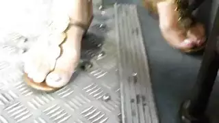 نائب الرئيس على أصابع قدمها وأخمصها مثير