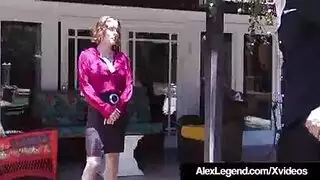 مضاجعة خفية: الأسطورة أليكس تُمارس الجنس بقوة في كشك الشارع