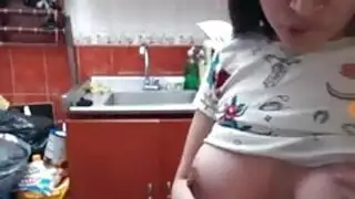 شقراء بثدي ومؤخرة عملاقة في جماع جماعي