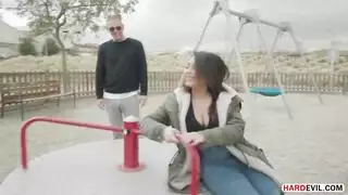 مشهد إباحي: قضيب كبير صلب يملأ مهبلها المتسع