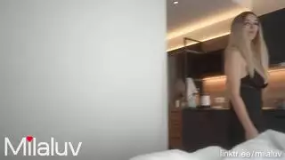 مرافقة شقراء كبيرة الثدي تشرح كيفية تلقي القذف