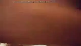 تحفيز قاسٍ عبر الملابس الداخلية يجعل المراهقة تنبعث في كل مكان