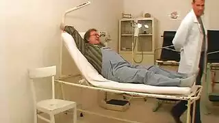المريض المسن يحصل على استمناء مكثف من طبيبة وقحة