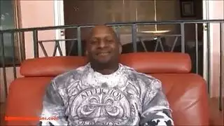مراهقة ساخنة ذات ثدي كبير تقدم تدليك ظهر ثم تركب قضيبه الكبير