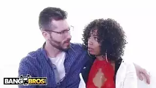 أول ثنائي قاسي لعاليا مع رجلين أكبر سناً
