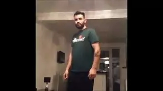 مص قضيب في المسبح العام: رجال مثلية ينزلون