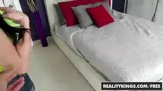 ميلف نيكي الشهوانية تمارس الجنس مع صديقين شباب وقضيب شوكولاتة كبير