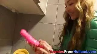 شقراء نحيلة يتم اغتصابها جماعياً من قبل رجلين أسودين عضليين