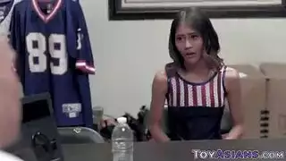 عاهرة مراهقة تُدكّ في كعب عالٍ ريمكس إباحي قاسي
