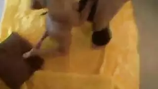 هواة البنطال الوردي يستمنون على انفراد