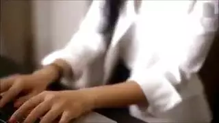 مشهد إباحي في المكتب: الزوج يمارس الجنس مع زوجته على المكتب
