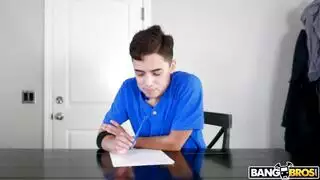 فتاة وقحة تداعب نفسها منتظرة قضيبًا نابضًا