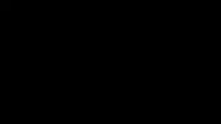 اسيوي يتحرش بامه وهي تنظف البيت