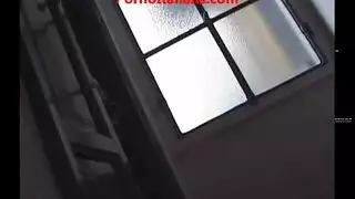 الزوجة الجذابة تلعب ببظرها