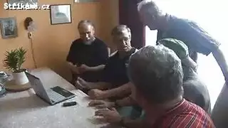 نسوان كبار جماعي مع حيوانات
