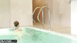 شقراء تنكح بلعق مهبلها من قبل فتى وشم