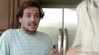 زوجة ممتلئة الجسم تمارس الجنس الثلاثي مع شابين ذوي أعضاء كبيرة