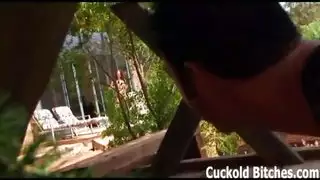 جلست على رجله