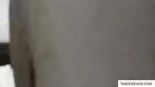 يعاقبها وتبكي
