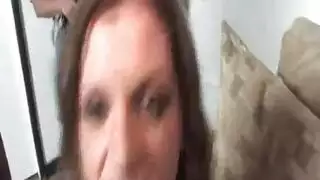 سمراء تتعرض للضرب بقضيبين أسودين كبيرين