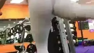 إكس إكس إكس خارجي: فتاة مرنة تُنادى بملابس الجيم