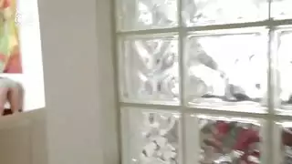 خادمه تنضف المزل وينيكه ابن صاحب المنزل